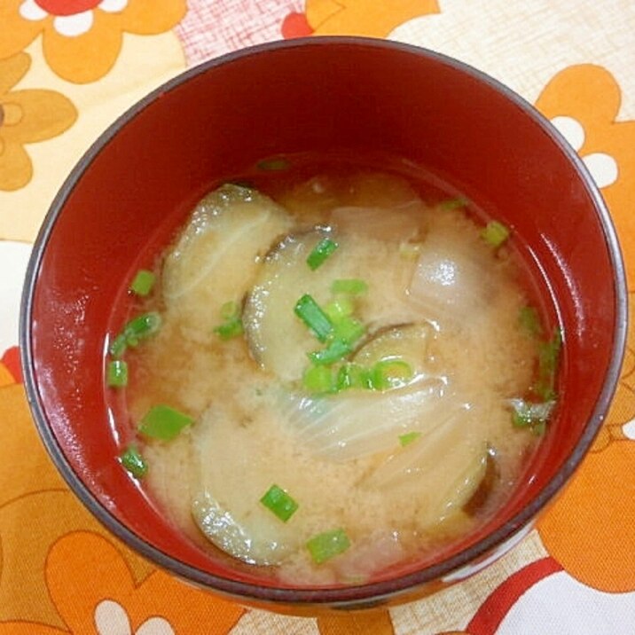 茄子と玉ねぎの味噌汁